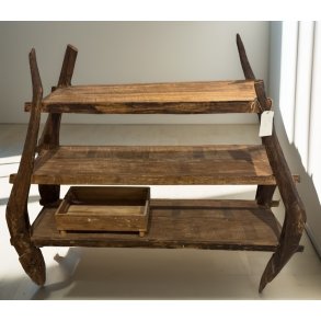 Flotte, robuste, rustikke Bali-reoler. Pris f�r: 4.000/3.000 kr. Nu 2.000/.1500 kr.