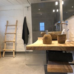 OPSTNING AF Plankebord med hylde